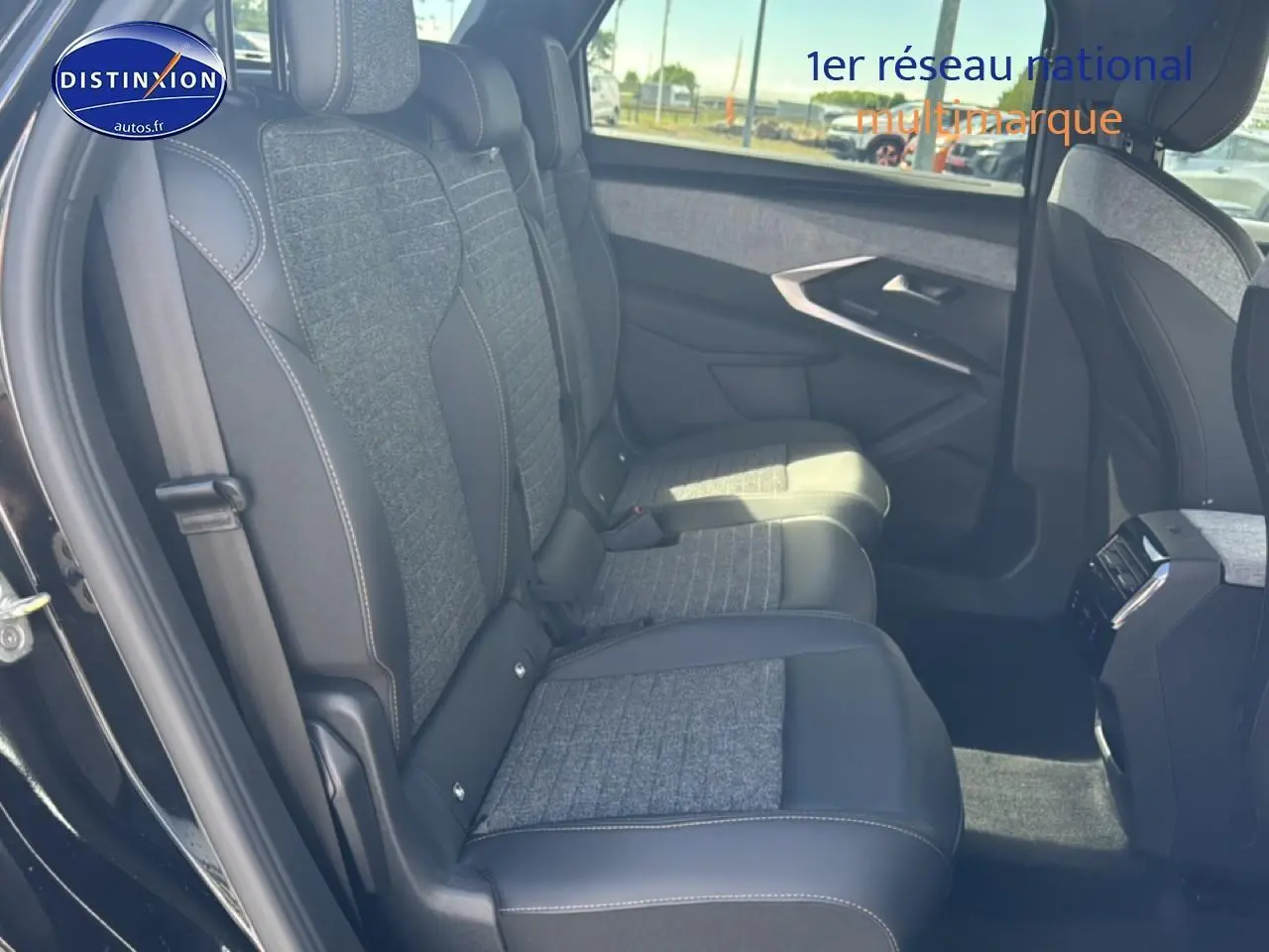 Vue latérale intérieure côté gauche montrant les sièges arrière en tissu gris et cuir noir du Peugeot 5008 Hybrid 145 allure 2025.