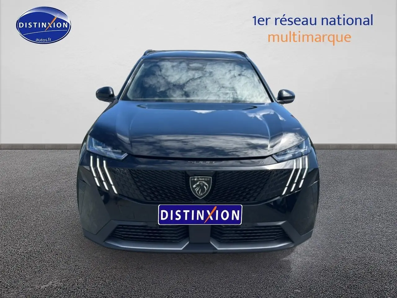 Vue frontale d'un Peugeot 5008 noir 2025 avec phares LED et calandre distinctive au lion.