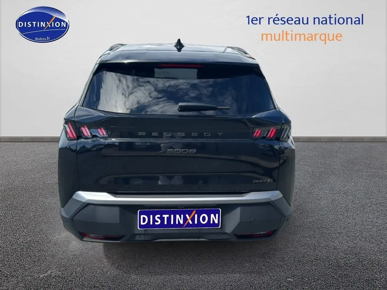 Vue arrière d’un Peugeot 5008 Hybrid 145 allure e-dcs6 noir avec feux arrière LED distinctifs et lunette surteintée.