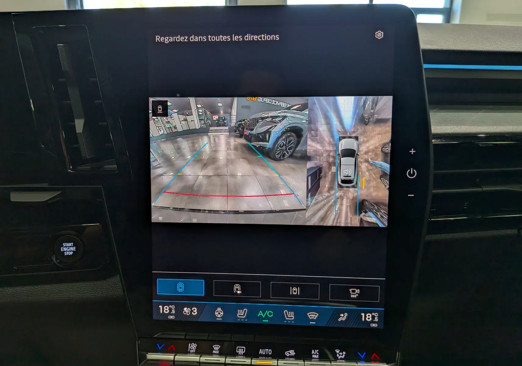 Écran central de la Renault Rafale gris schiste montrant la caméra de recul et la vue 360° intérieure du véhicule.