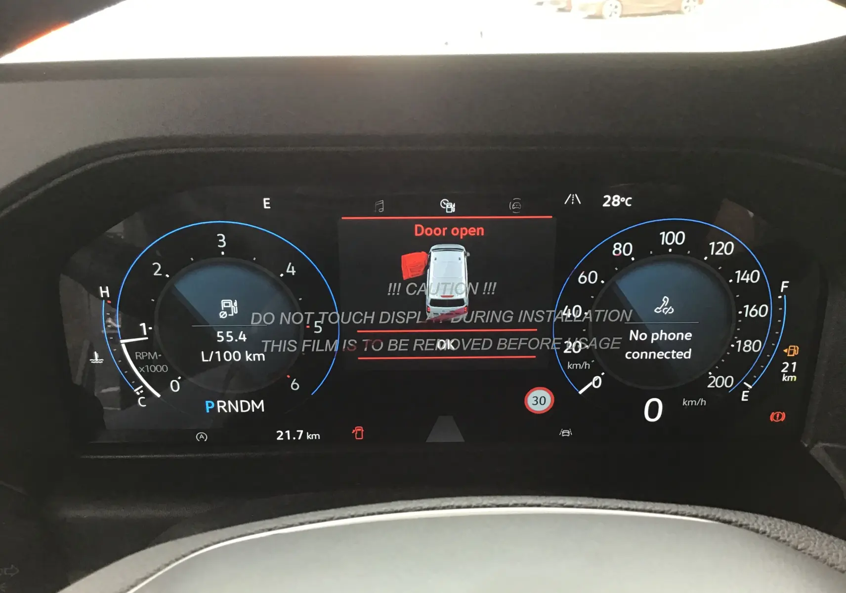 Tableau de bord numérique du Volkswagen Transporter T7 avec affichage d'alerte porte ouverte et compteurs bleus.