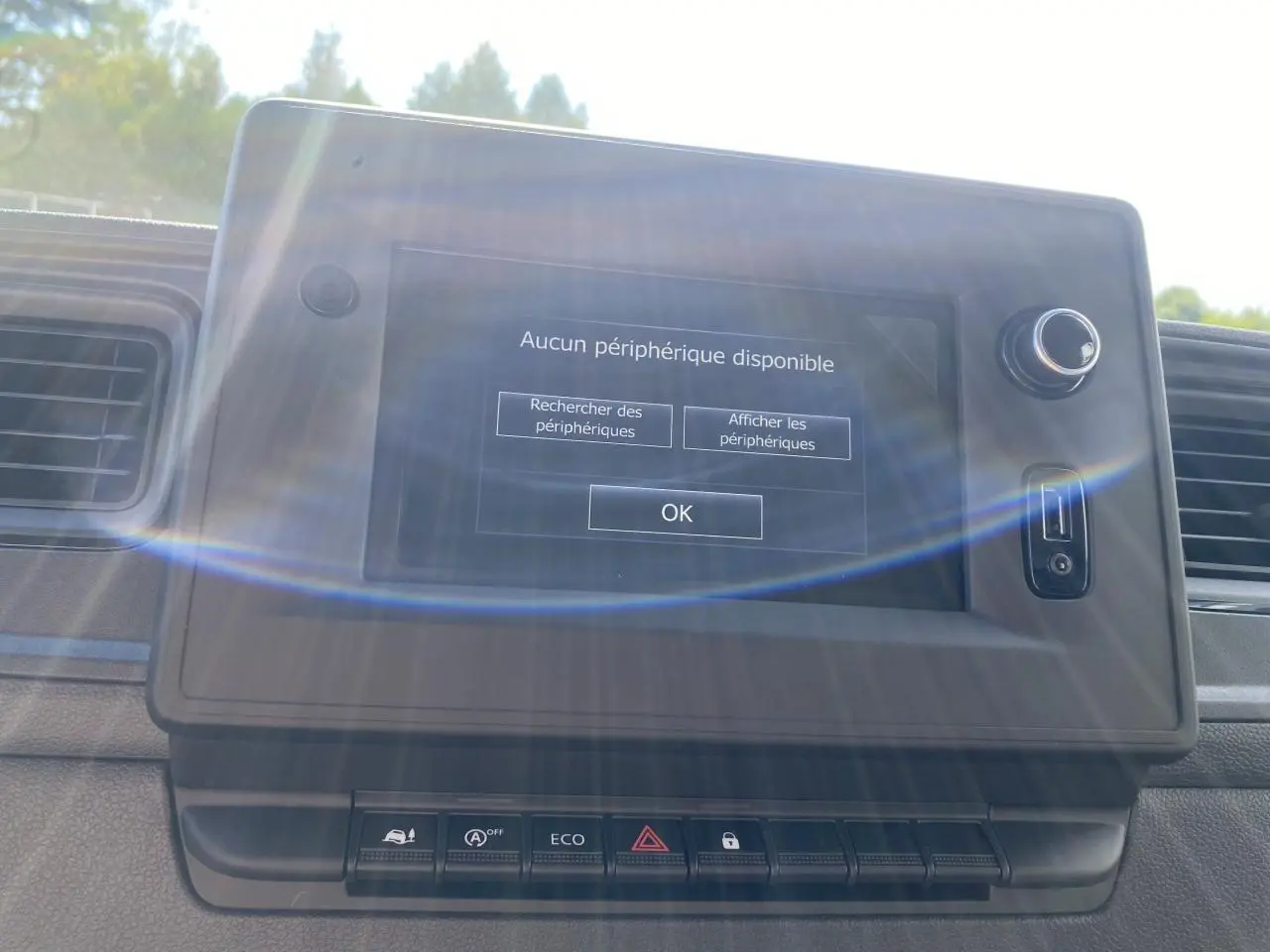 Écran tactile du système de navigation NissanConnect dans le tableau de bord du Nissan Interstar blanc, vue intérieure frontale.