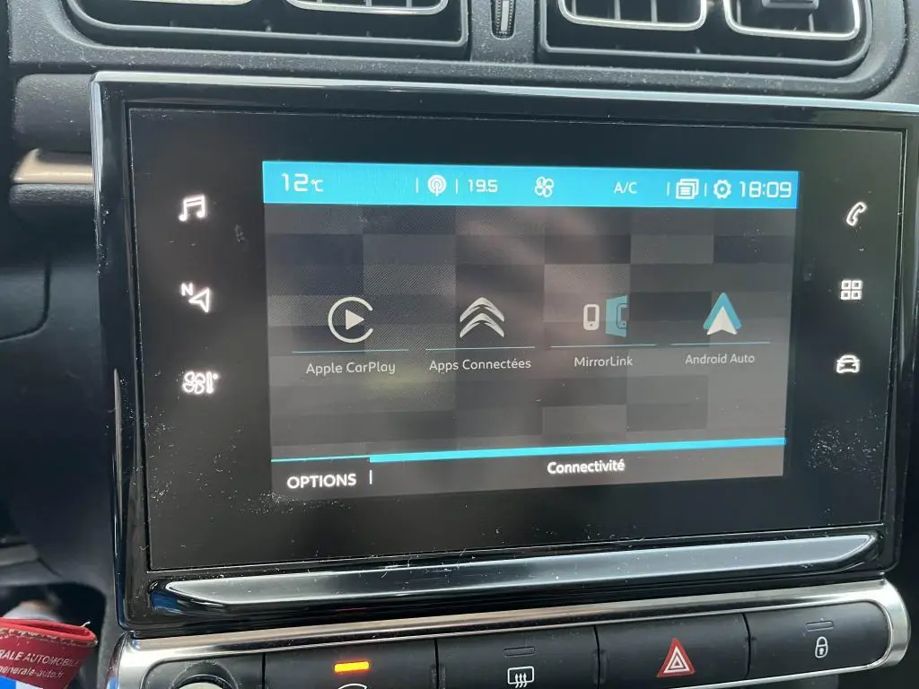 Écran tactile central de la Citroën C3 2019 affichant les options Apple CarPlay, MirrorLink et Android Auto.