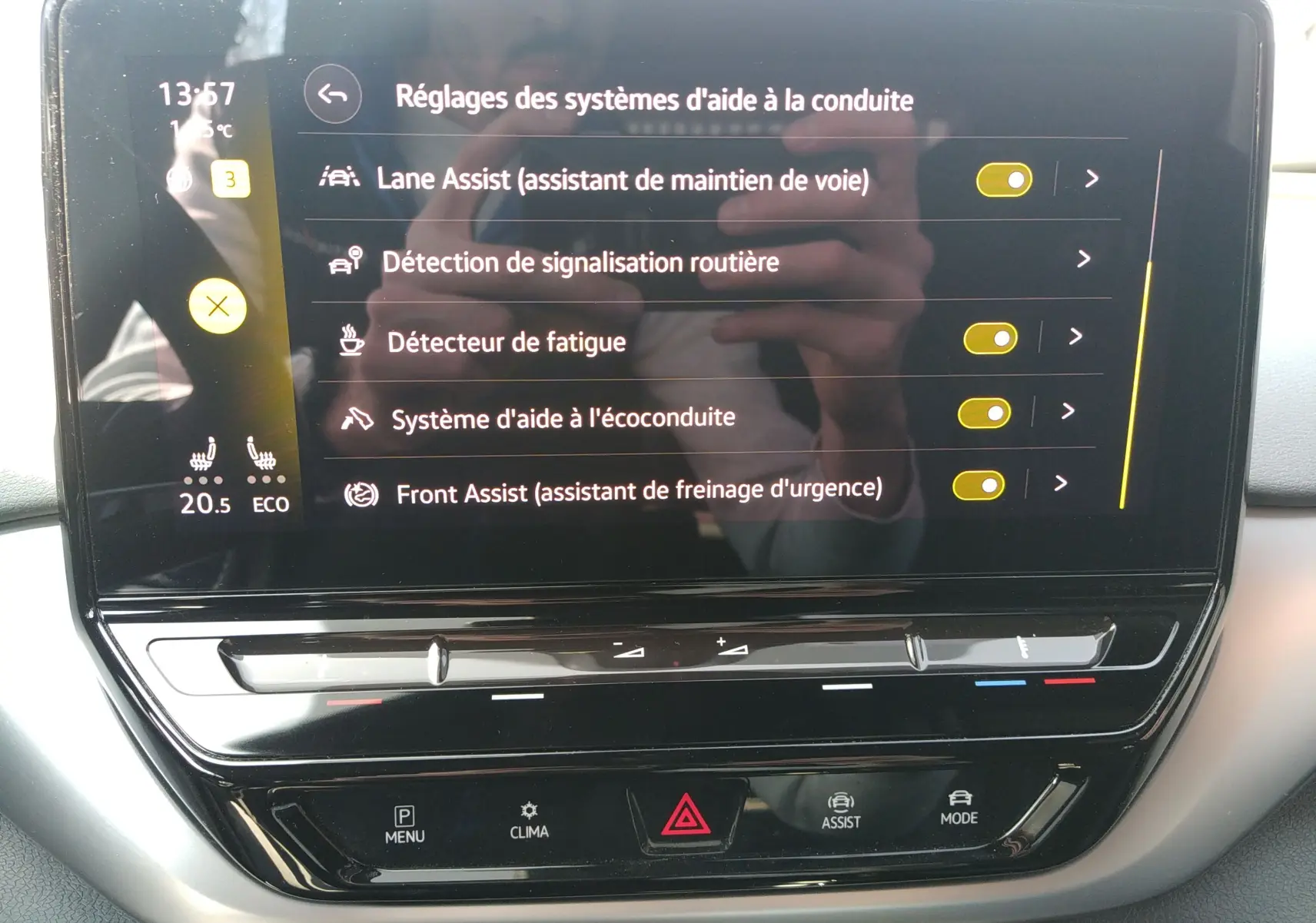 Écran tactile central du Volkswagen ID.4 2022 affichant les réglages des aides à la conduite, intérieur moderne.