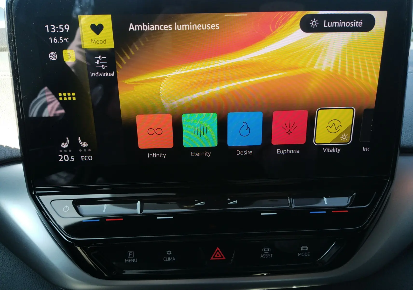 Écran tactile central du tableau de bord du Volkswagen ID.4 bleu métal, affichant les ambiances lumineuses personnalisables.