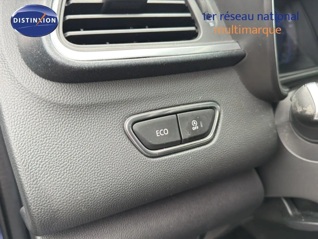 Gros plan sur les boutons ECO et arrêt auto-start dans l'habitacle du Renault Kadjar bleu Iron 2021.