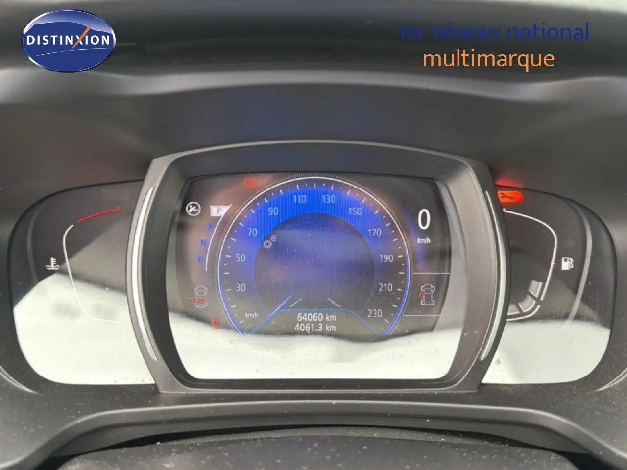 Tableau de bord numérique du Renault Kadjar bleu Iron, affichant 64 060 km et vitesse à 0 km/h.
