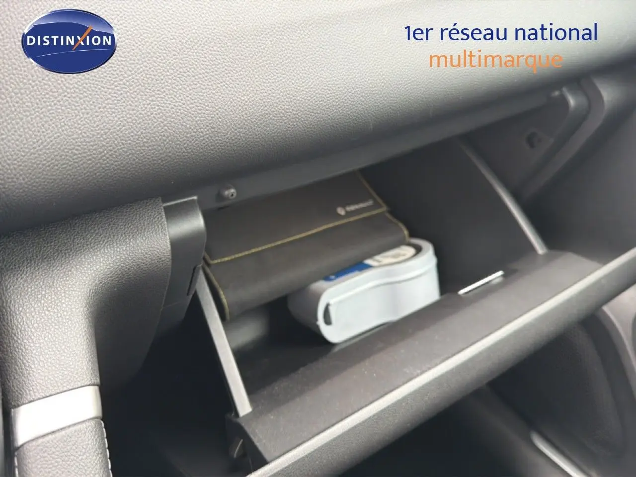 Gant de boîte à gants ouvert montrant un étui noir et un petit appareil blanc à l'intérieur d'un Renault Kadjar 2021.