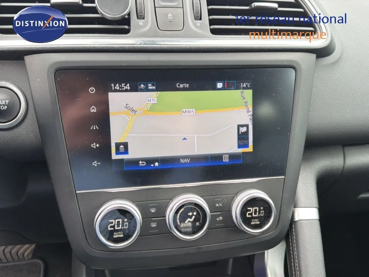 Vue rapprochée de la console centrale du Renault Kadjar 2021 avec écran tactile et commandes de climatisation digitales.