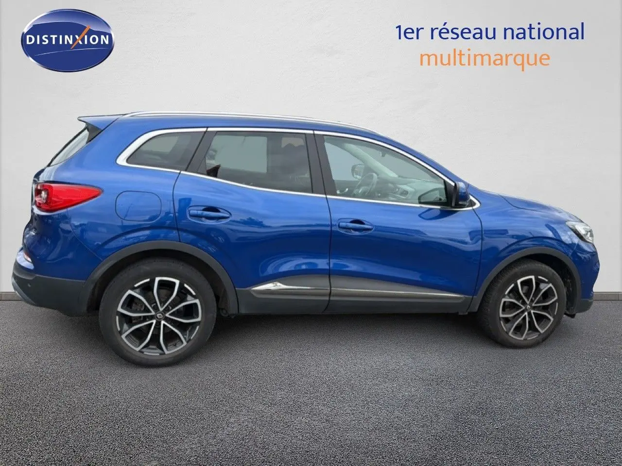 Profil droit du Renault Kadjar bleu Iron 2021 avec jantes alliage noires et détails chromés.