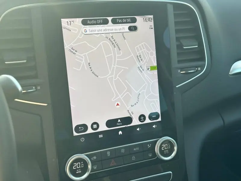 Vue rapprochée de l’écran tactile central avec navigation GPS dans l’habitacle gris titanium de la Renault Mégane Break 2024.