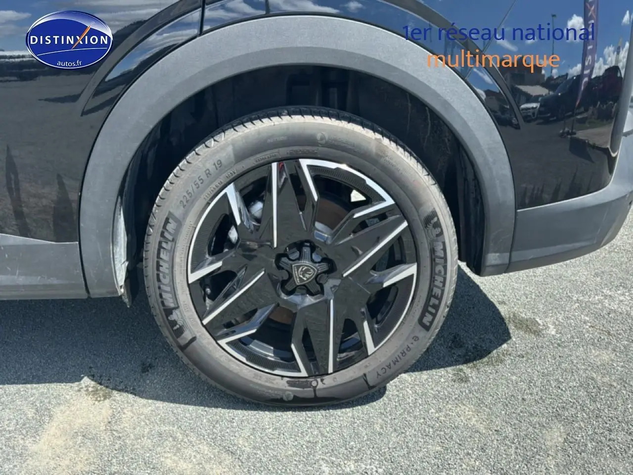 Gros plan sur la roue arrière droite noire du Peugeot 5008 Hybrid 145 allure e-dcs6 2025 avec jante alu distinctive.