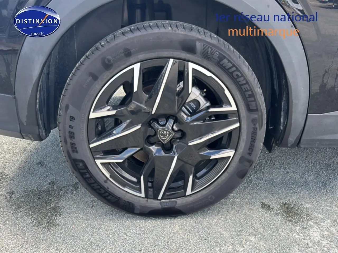 Gros plan sur la jante alu noire et argentée d’un Peugeot 5008 Hybrid 145 allure e-dcs6 noir, côté arrière droit.