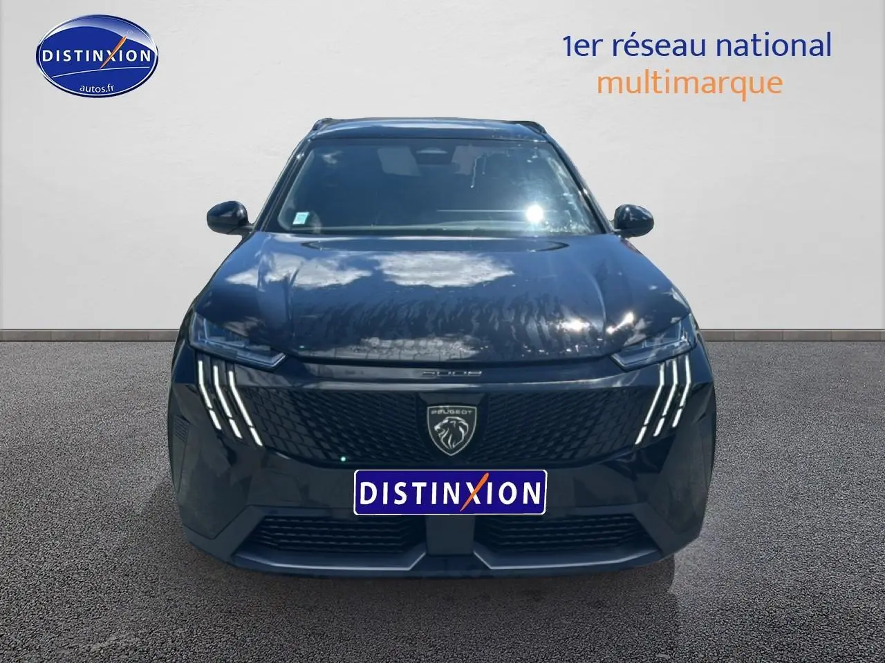 Peugeot 5008 Hybrid 145 allure e-dcs6 noir vue de face avec calandre distinctive et phares LED en griffes.