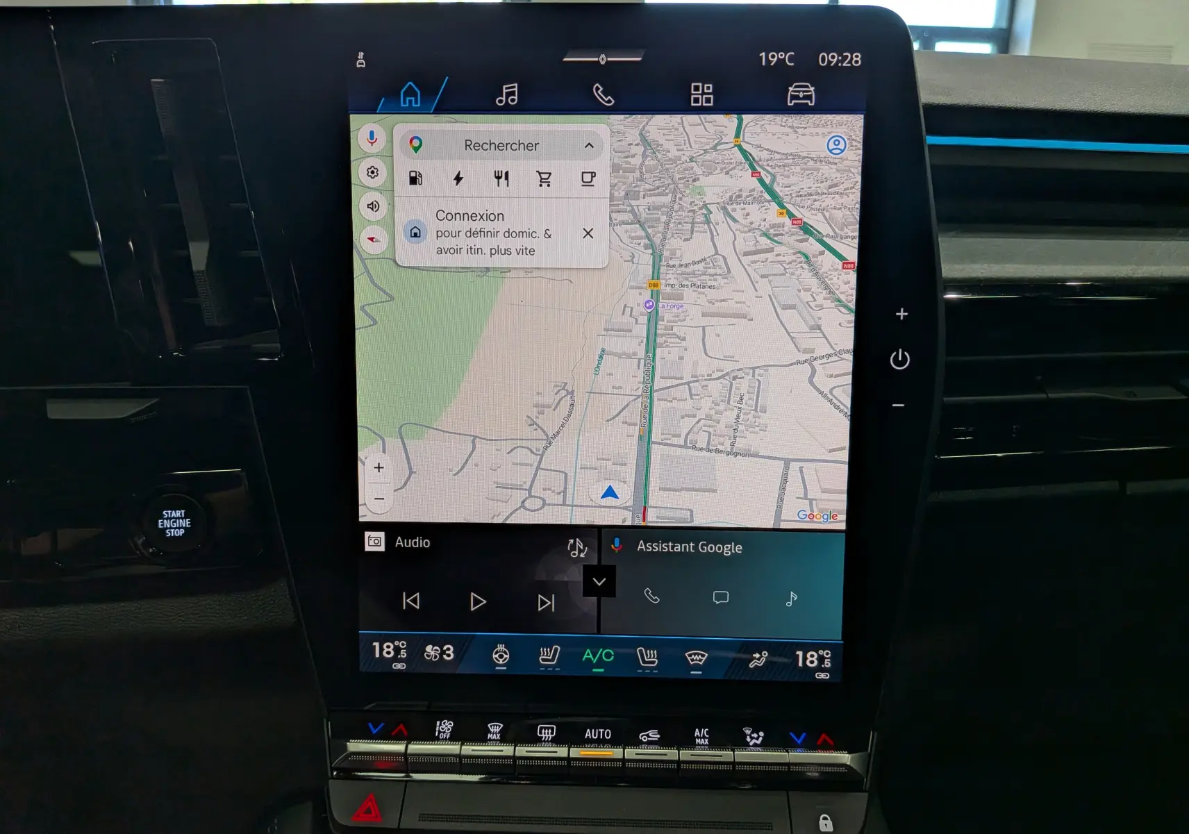 Écran tactile central du Renault Rafale 2026 affichant la navigation avec commandes climatisation intégrées, intérieur noir.