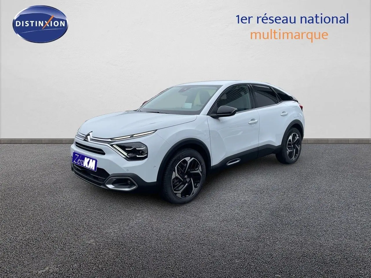 Citroën C4 blanc métal vue 3/4 avant droit, soulignant ses jantes noires et son design moderne.