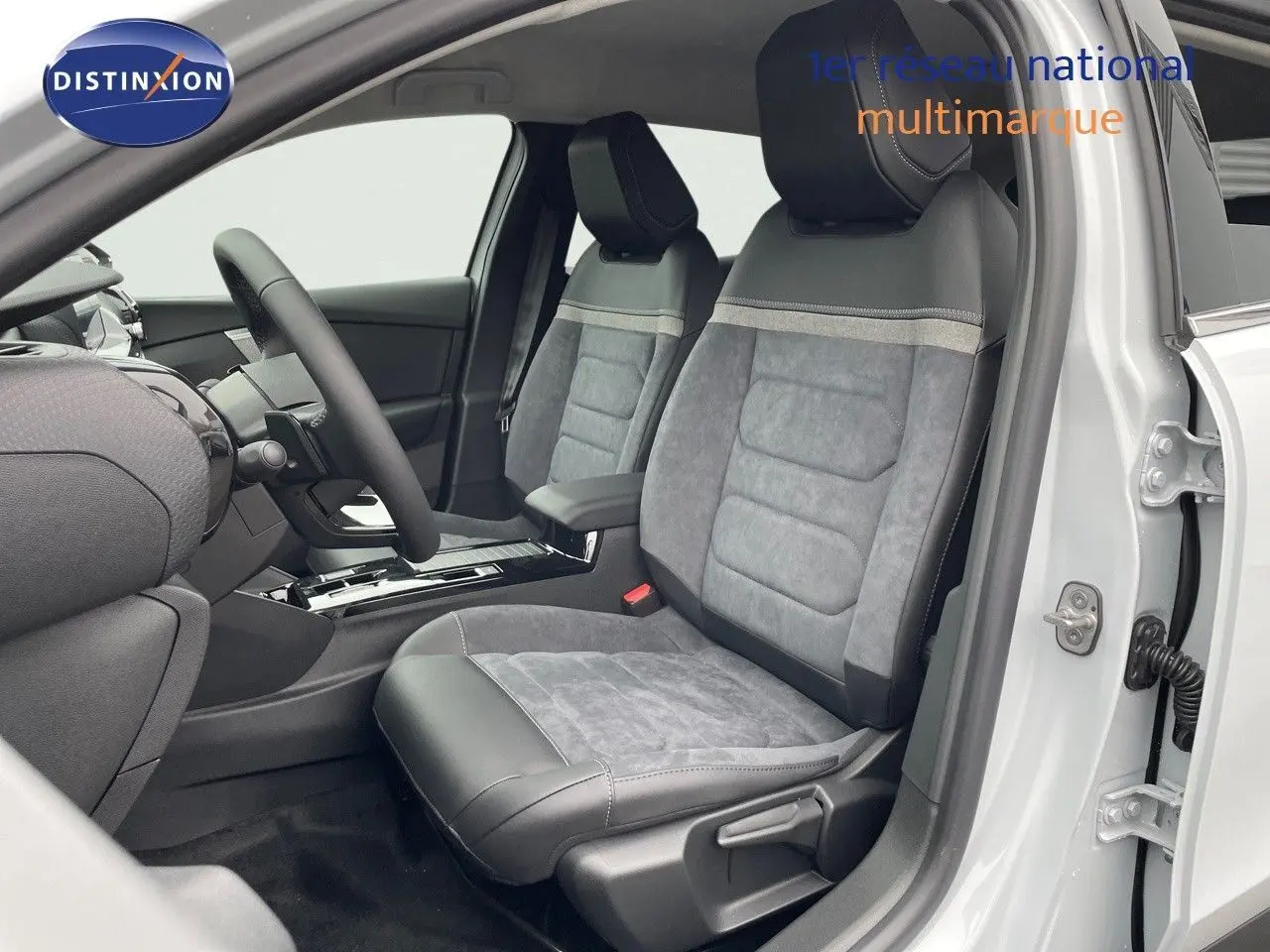 Intérieur de la Citroën C4 2024 blanc métal, vue côté conducteur sur sièges en cuir noir et alcantara gris.