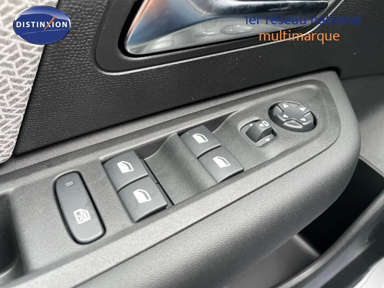 Commande des vitres électriques et réglage des rétroviseurs côté conducteur dans une Citroën C4 blanc métal 2024.