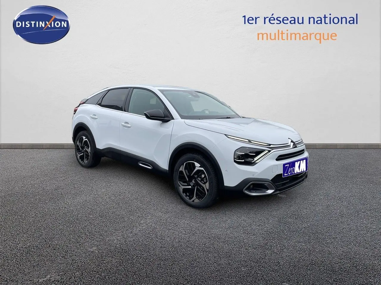 Citroën C4 blanc métal vue 3/4 avant droit, soulignant ses lignes modernes et ses jantes noires bicolores.