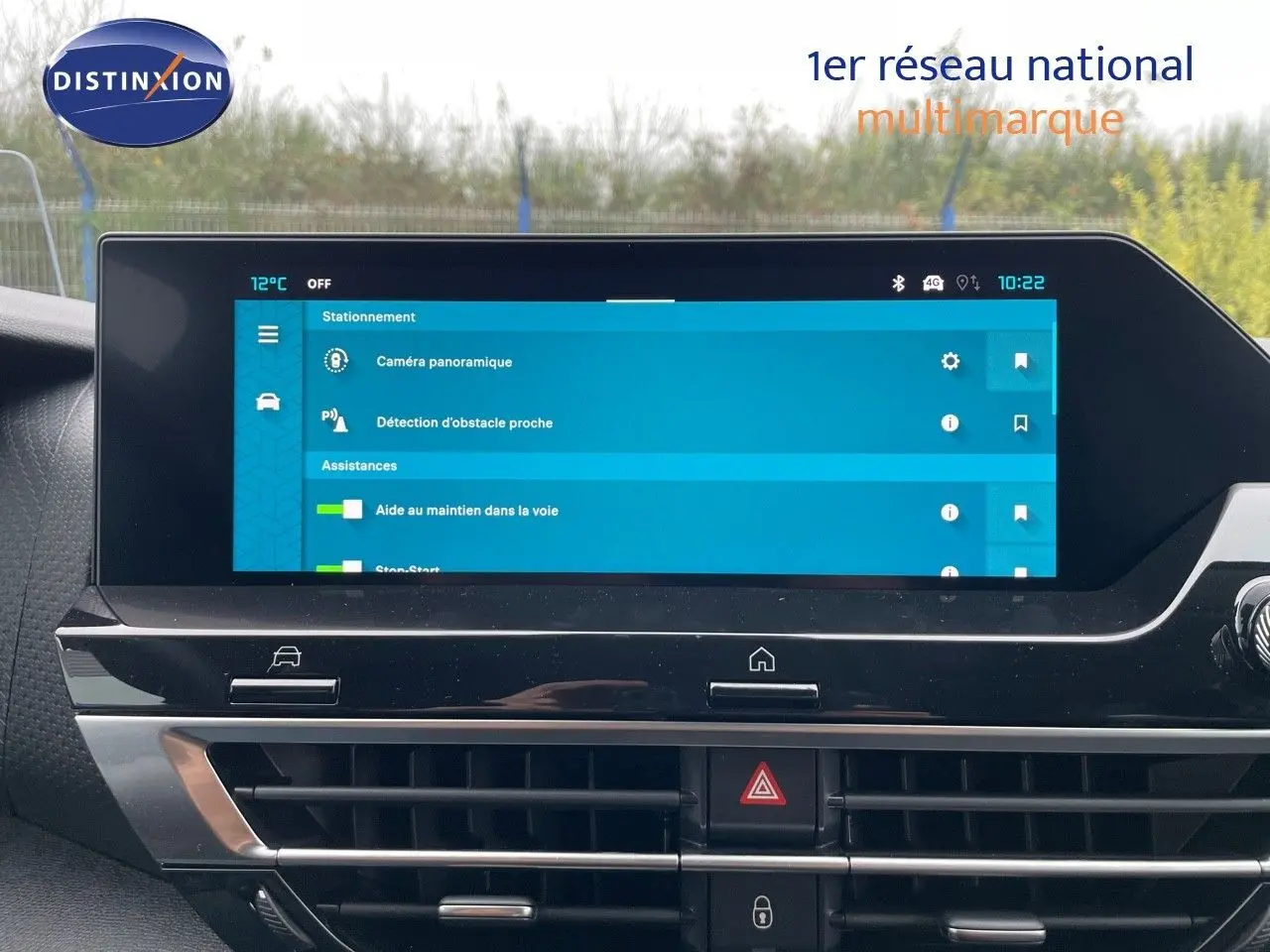 Écran tactile central affichant les aides à la conduite dans l’habitacle d’une Citroën C4 blanche métal 2024.
