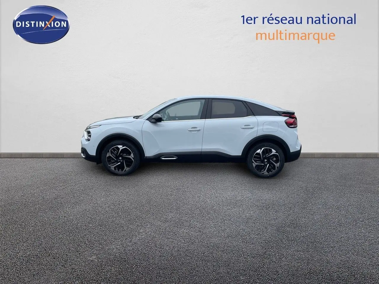 Profil côté gauche d'une Citroën C4 blanche métallisée 2024 avec jantes noires et toit noir contrasté.