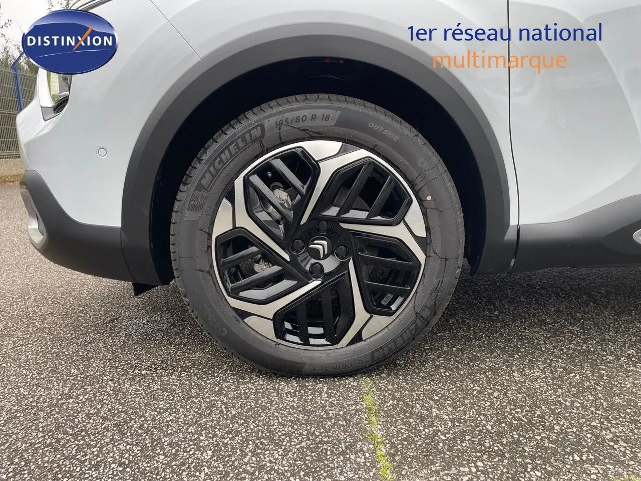 Gros plan sur la roue avant gauche de la Citroën C4 blanche métal avec jante alliage au design moderne.