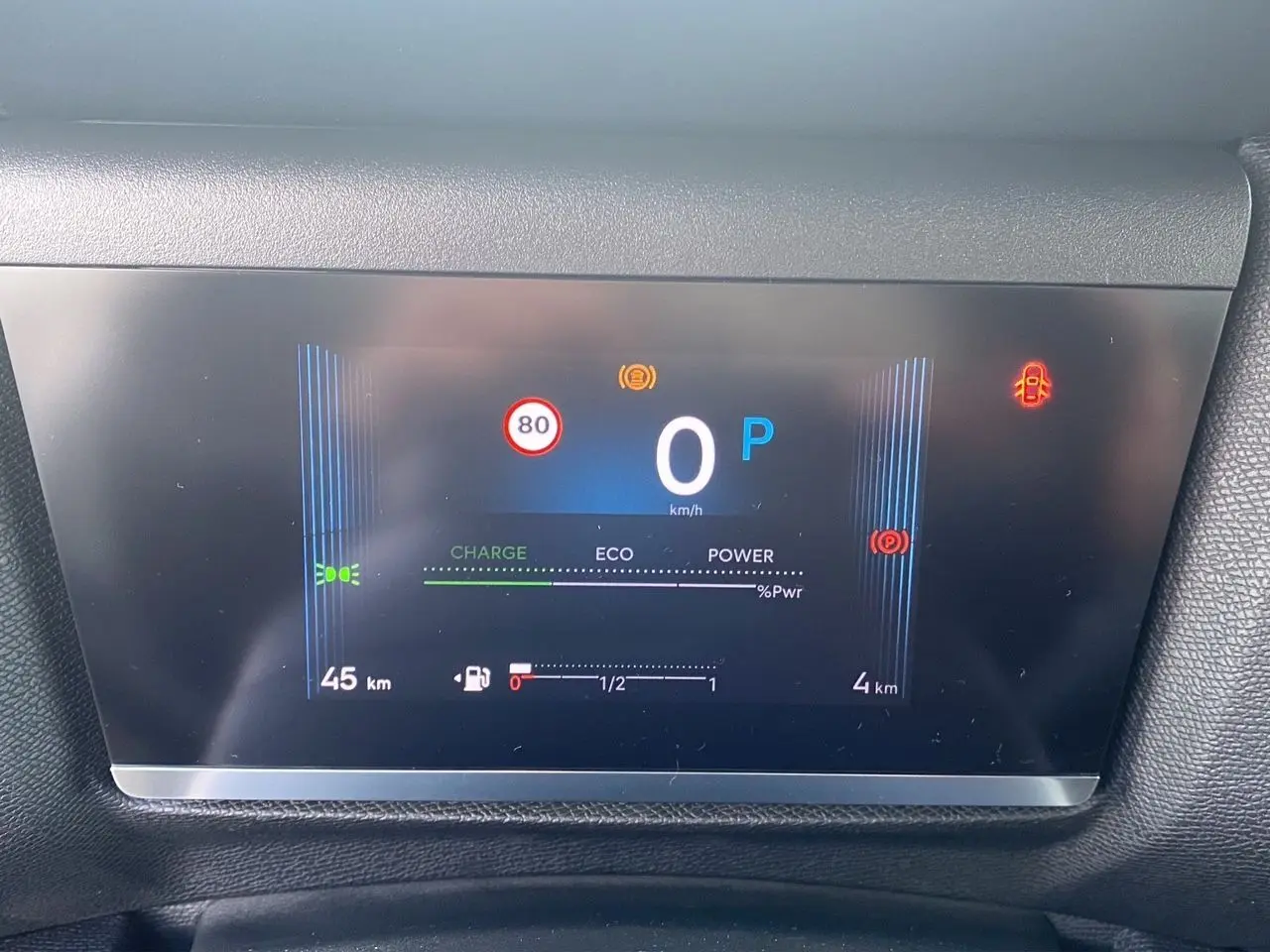 Affichage numérique du tableau de bord de la Citroën C4 hybride 2025 montrant vitesse à 0 km/h et indicateurs d'alerte.