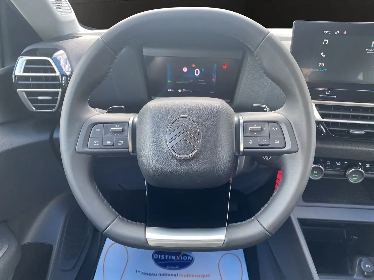 Volant cuir noir de la Citroën C4 Nouvelle Plus Hybrid 136 e-DCS6 avec tableau de bord numérique et écran tactile central.