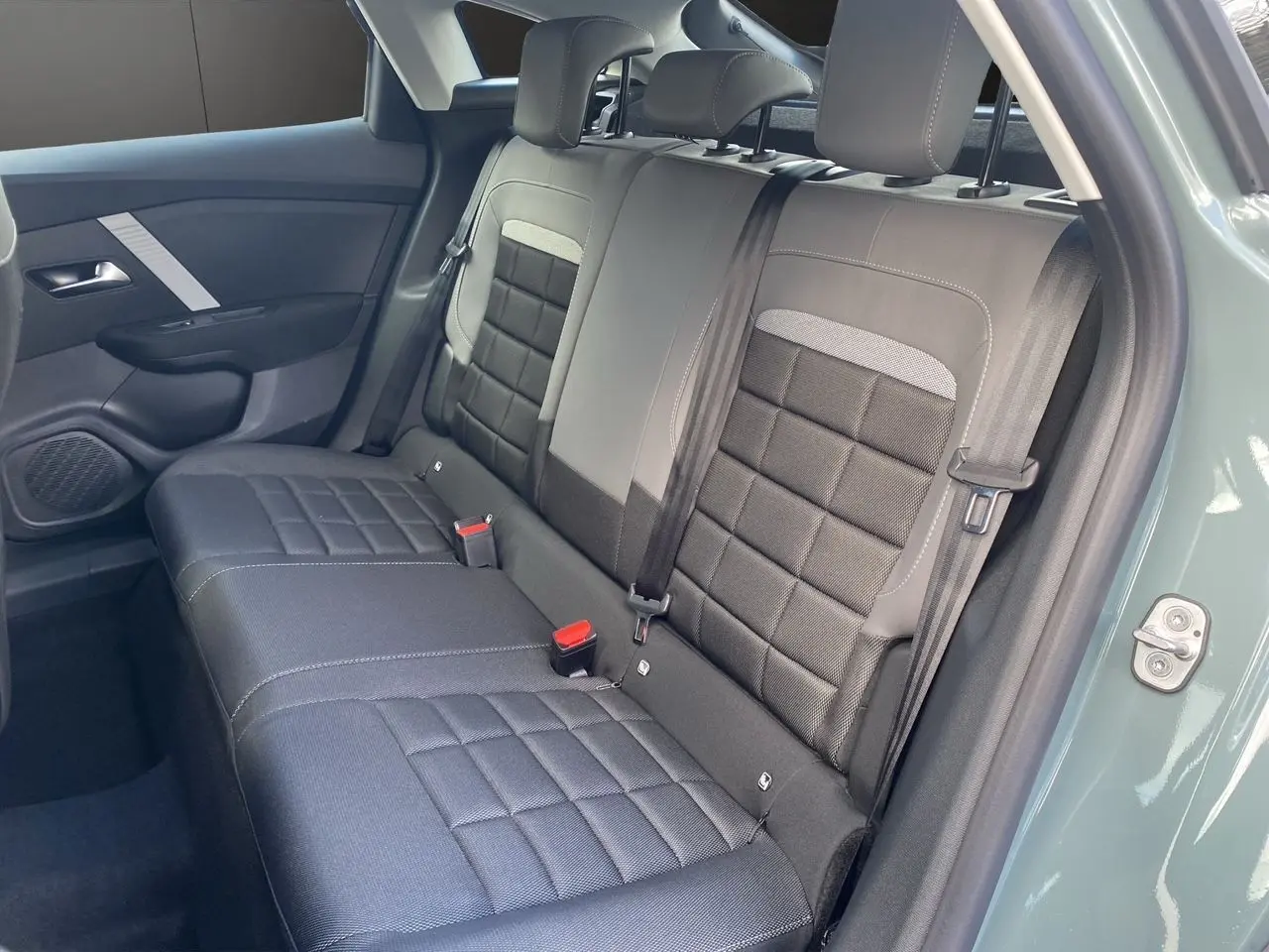 Vue intérieure côté droit sur la banquette arrière tissu noir et gris de la Citroën C4 Manhattan Green 2025.