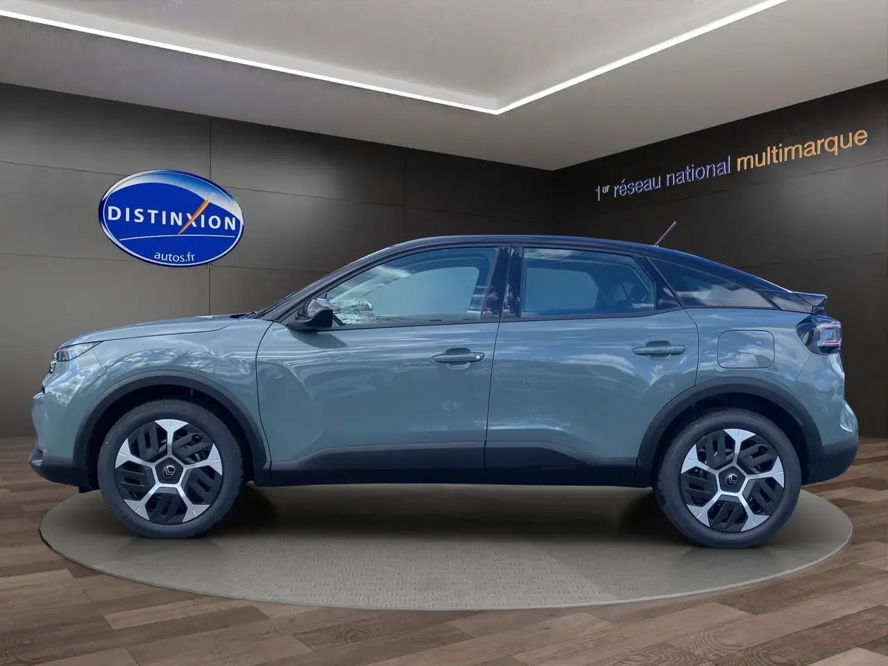 Profil côté gauche de la Citroën C4 2025 Manhattan Green avec toit noir et jantes Aerotech 18 pouces