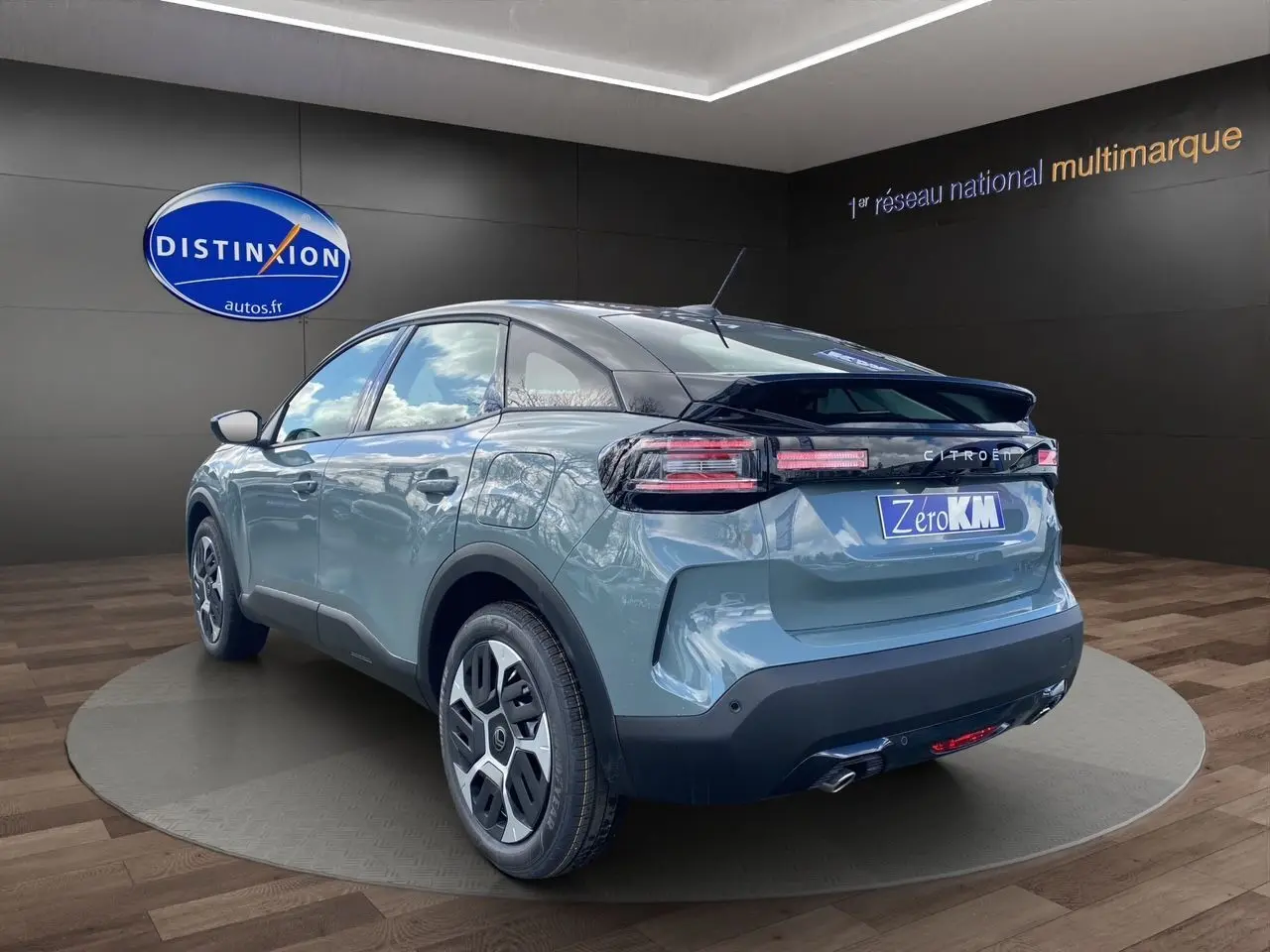 Vue 3/4 arrière droite d'une Citroën C4 2025 Manhattan Green avec toit noir et feux arrière LED distinctifs.