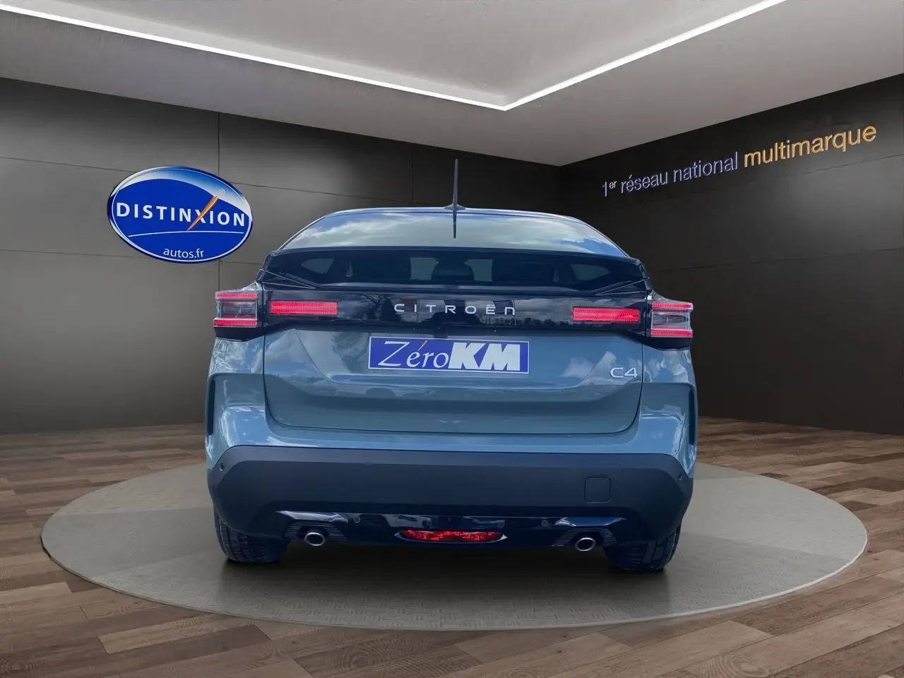 Vue arrière d'une Citroën C4 Manhattan Green avec toit noir, feux LED et double sortie d'échappement visibles.