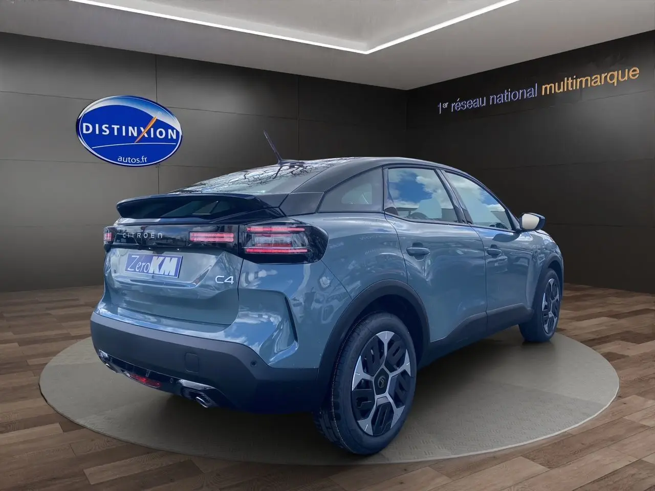 Vue 3/4 arrière droite d'une Citroën C4 2025 Manhattan Green avec toit noir et jantes Aerotech 18 pouces.