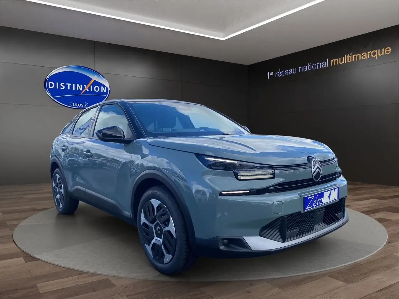 Citroën C4 hybride 2025 Manhattan Green vue 3/4 avant avec toit noir et jantes Aerotech 18 pouces.