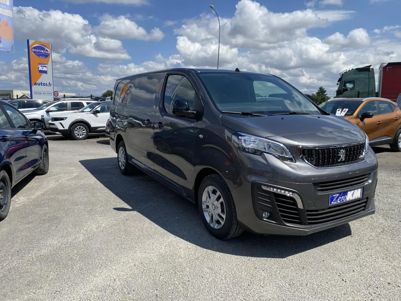 Peugeot Expert Fourgon gris platinium en 3/4 avant droit, avec calandre noire et projecteurs antibrouillard visibles.