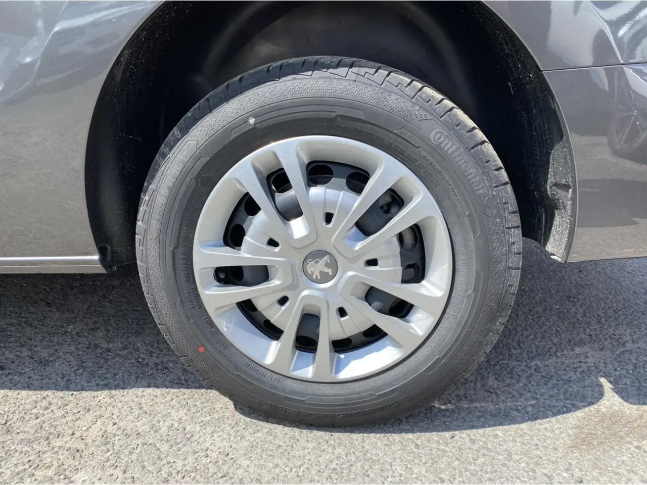 Gros plan sur la roue avant droite gris platinium du Peugeot Expert Fourgon 2022 avec jante et logo lion visible.