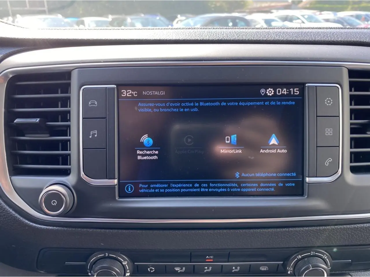 Écran tactile central du Peugeot Expert Fourgon 2022 affichant les options Bluetooth, Apple CarPlay et Android Auto.