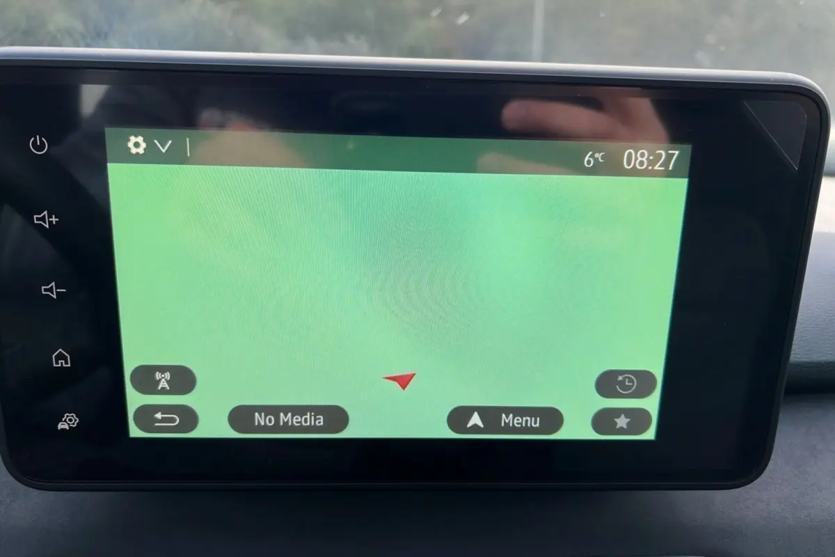 Écran tactile du système de navigation de la Dacia Sandero Stepway Bleu iron 2024 affichant l'interface principale.