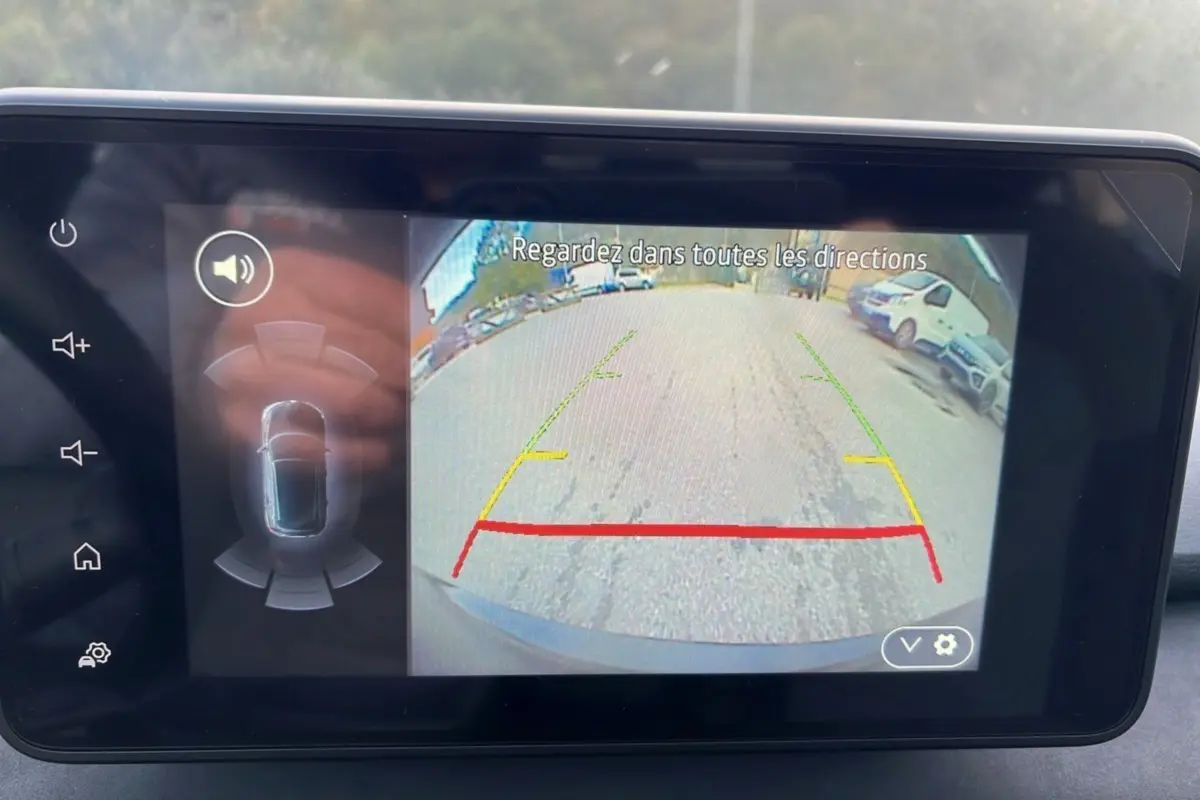 Écran de caméra de recul du Dacia Sandero Stepway Bleu Iron 2024 montrant l’arrière avec lignes d’aide au stationnement.