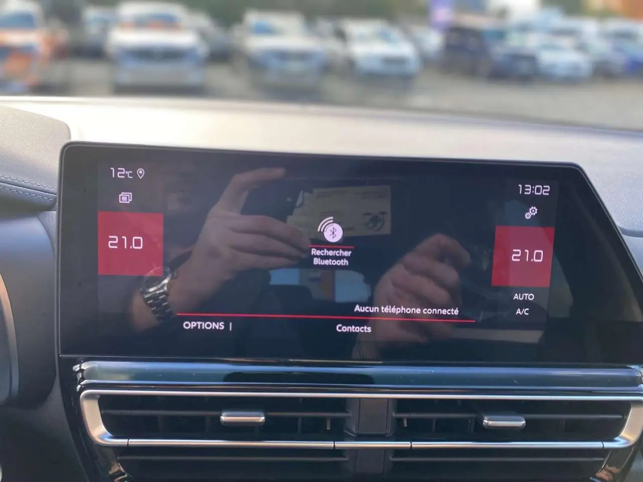 Vue rapprochée de l'écran tactile central du Citroën C5 Aircross 2025 affichant la recherche Bluetooth et la climatisation à 21°C.