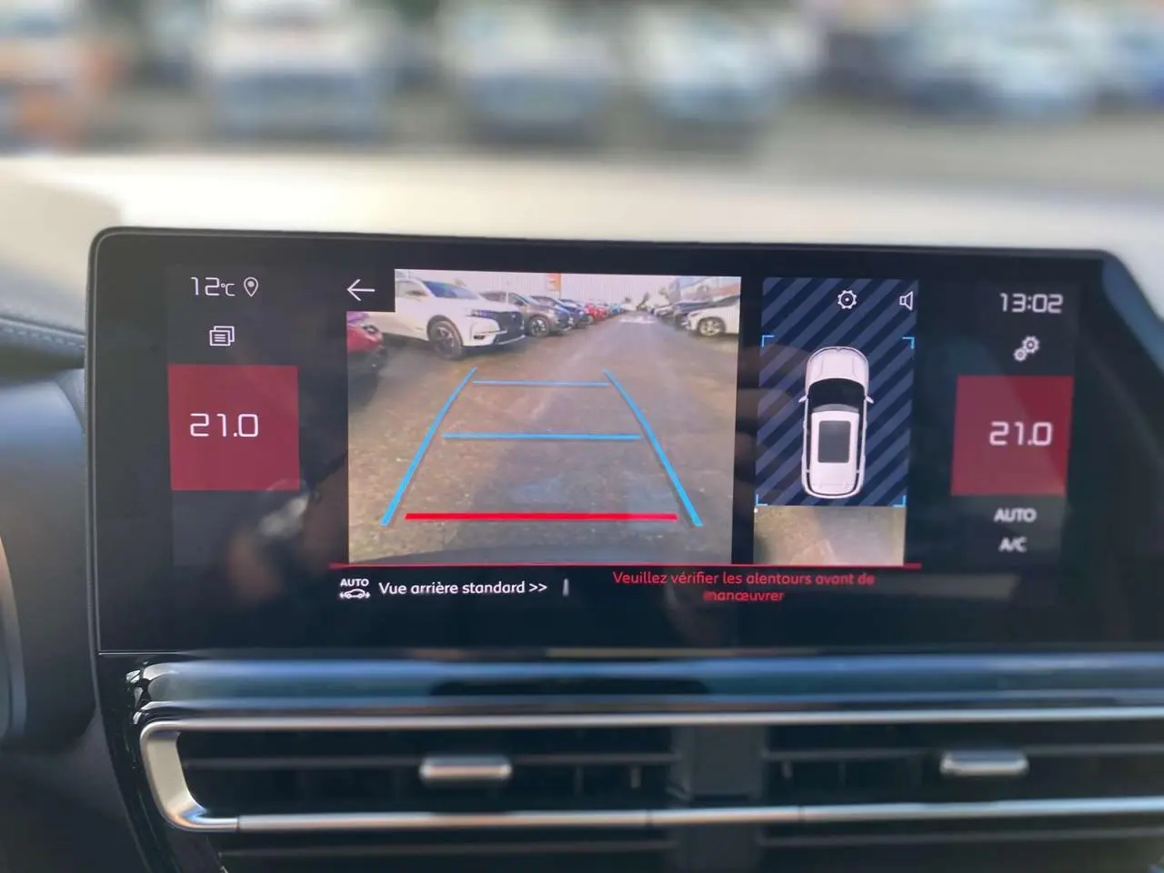 Écran tactile intérieur du Citroën C5 Aircross 2025 affichant la caméra de recul et l'aide au stationnement.