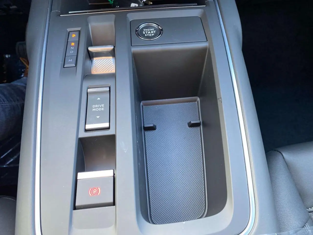 Vue rapprochée de la console centrale noire du Citroën C5 Aircross 2025 avec bouton start/stop et commandes de boîte auto.