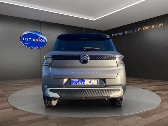 Vue arrière d'une Citroën C3 Aircross gris Mercury avec toit noir, mettant en valeur son design compact et moderne.