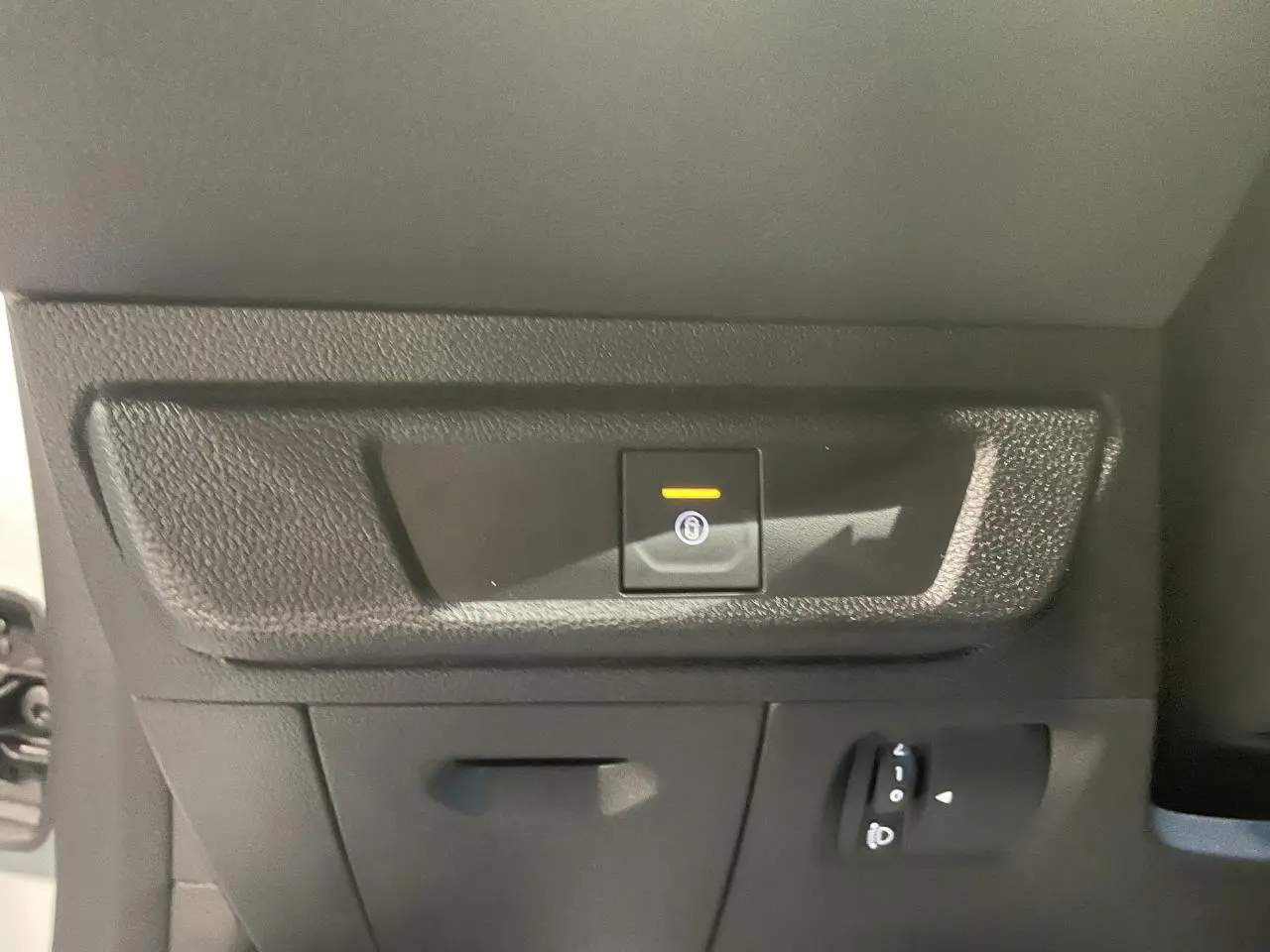 Dacia Sandero TCe 90 Stepway Expression blanc glacier vue intérieure du bouton de frein à main électronique.