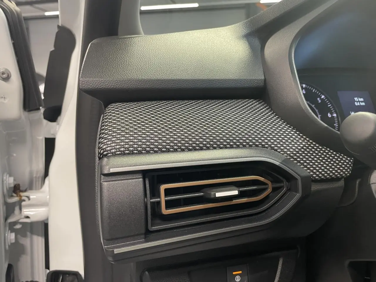 Détail de la grille d’aération côté gauche du tableau de bord du Dacia Sandero Stepway blanc glacier 2025.