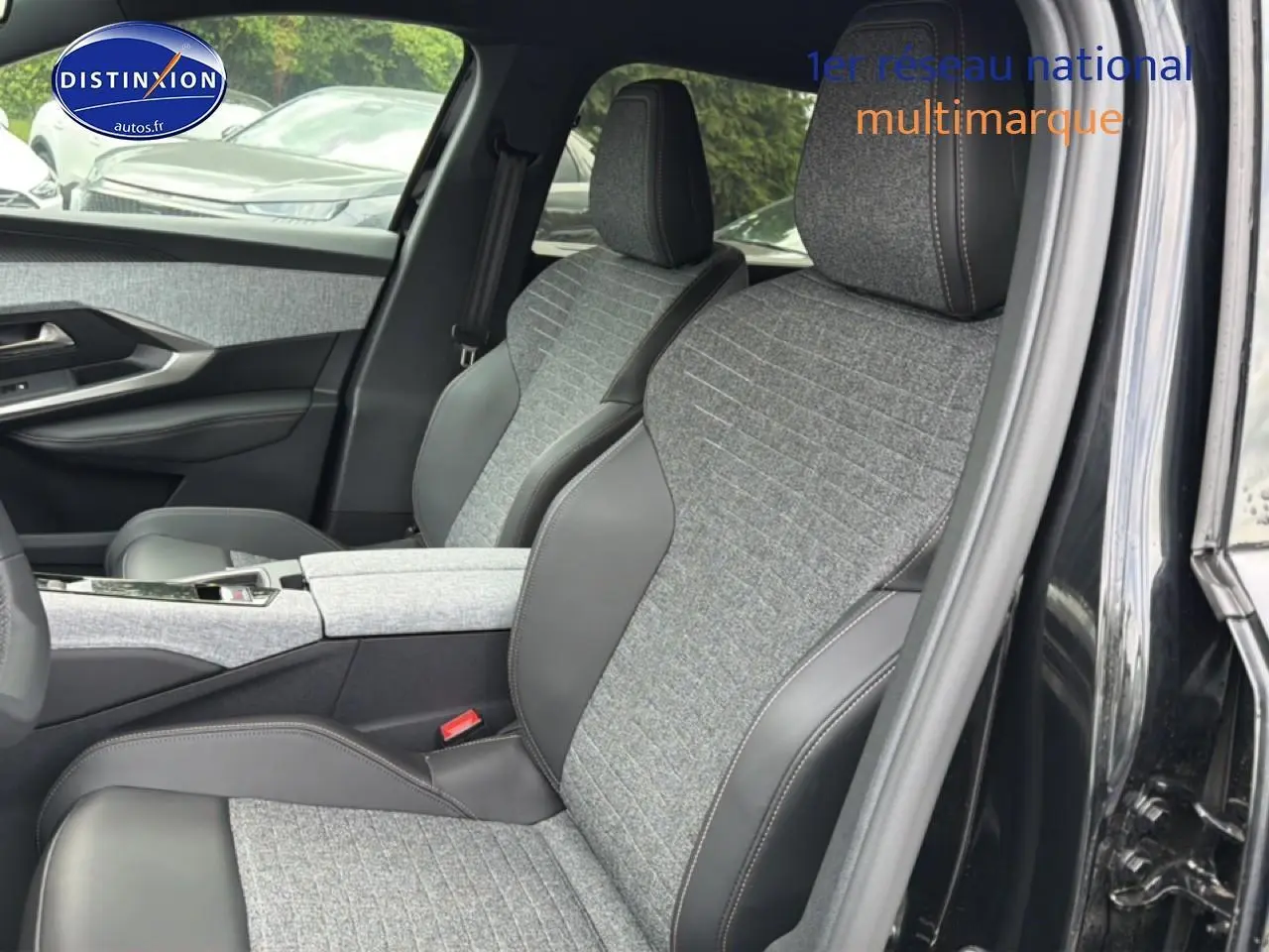 Intérieur du Peugeot 5008 Hybrid 145 allure e-dcs6 2025, vue côté droit sur sièges en tissu gris et cuir noir.