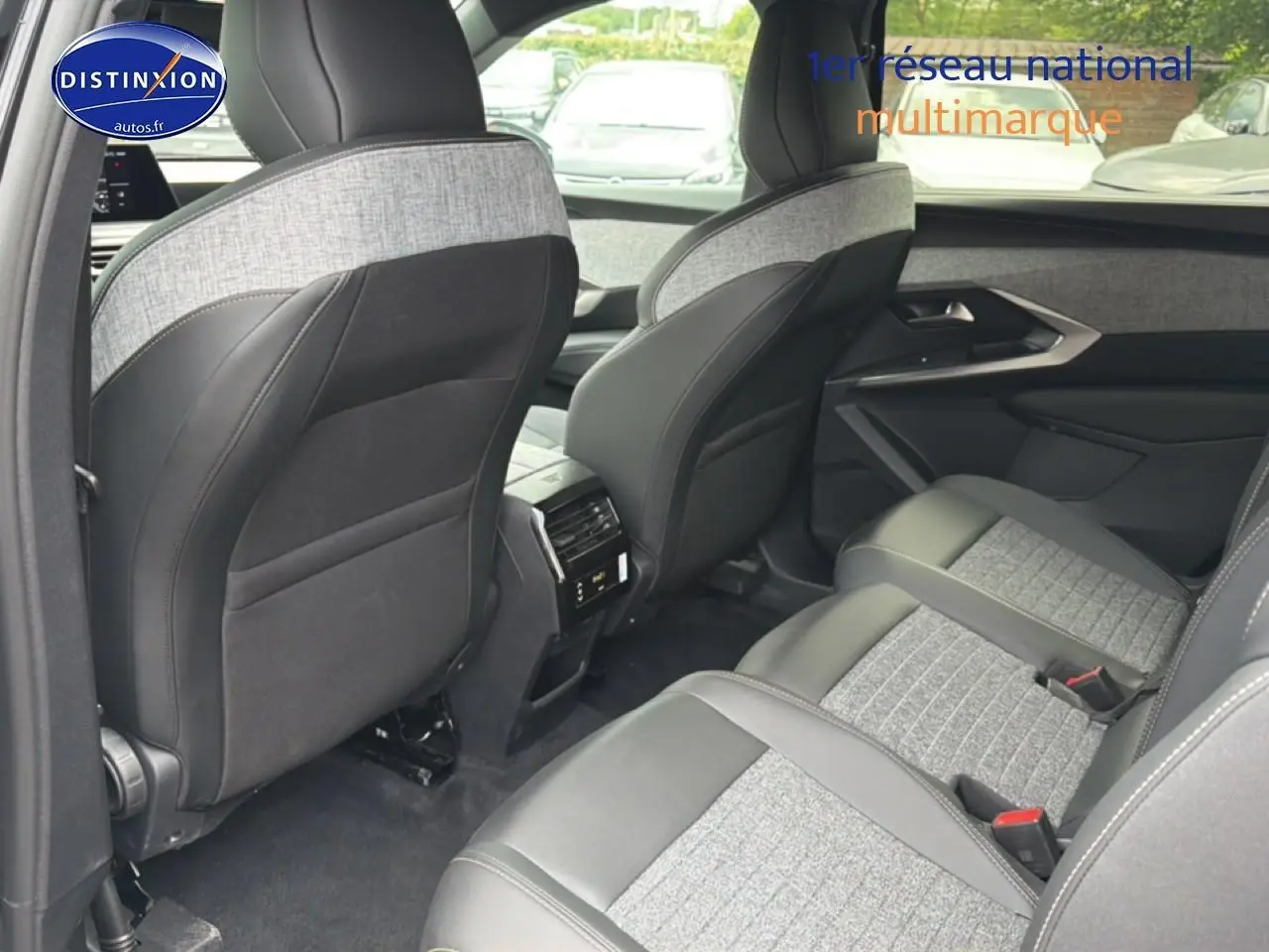 Vue intérieure arrière du Peugeot 5008 Hybrid 145 allure e-dcs6 avec sièges tissu cuir gris et noir.