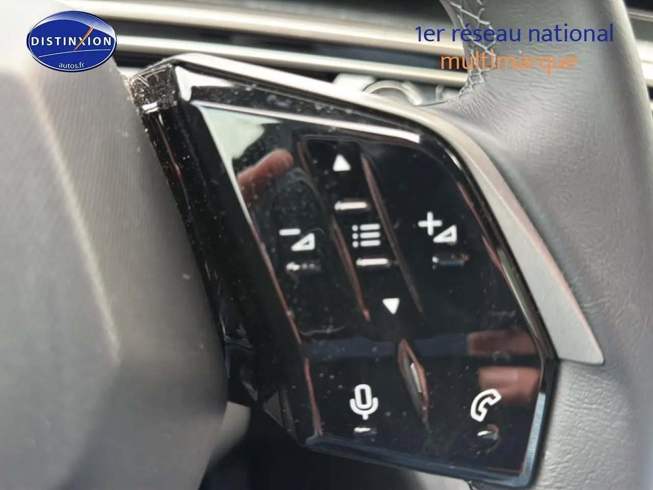 Gros plan sur les commandes tactiles noires du volant côté gauche du Peugeot 5008 noir Hybrid 145 allure e-dcs6.