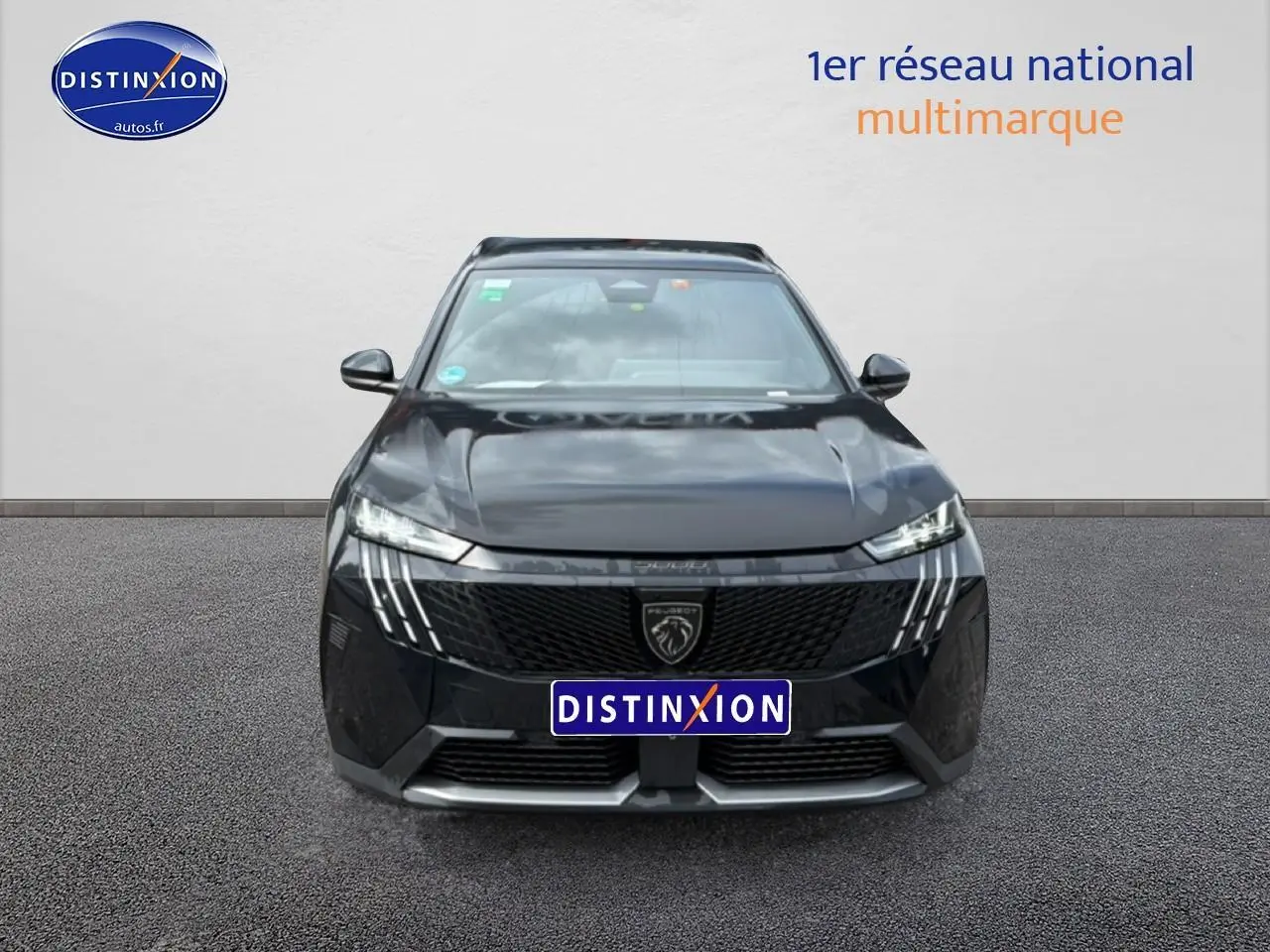 Vue avant d'un Peugeot 5008 Hybrid 145 allure noir avec calandre marquée et phares LED fins.