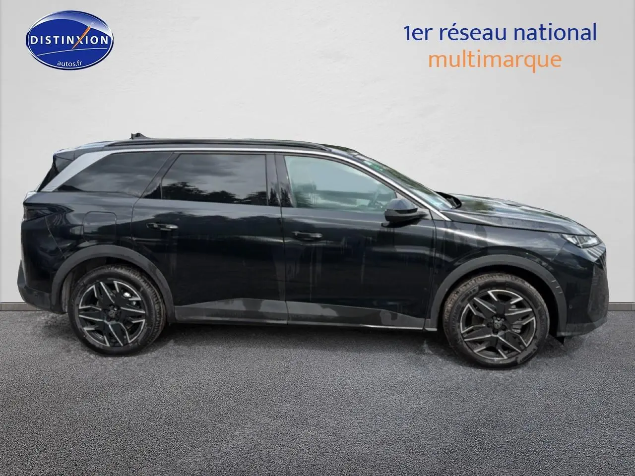 Peugeot 5008 Hybrid 145 allure e-dcs6 noir vue de profil côté gauche avec jantes alu et vitres surteintées.